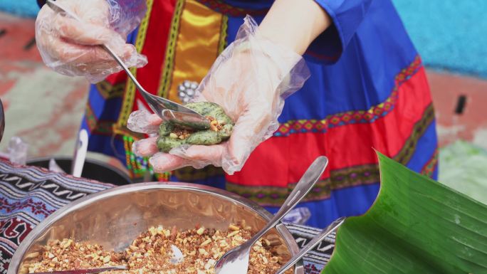 一位壮族女人在制作中国广西壮族特色美食