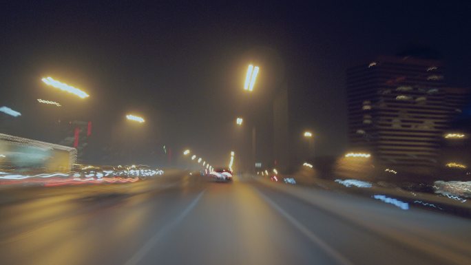 夜晚车辆在城市里穿梭 北京CBD车流线