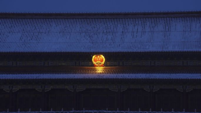 冬天凌晨北京，天安门城楼雪景，路灯下雪