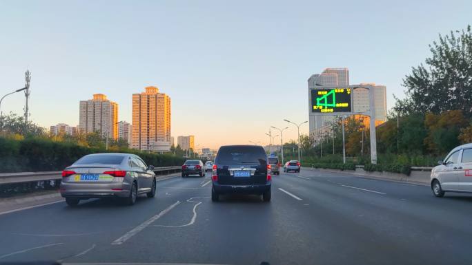 汽车行驶在北京的路上
