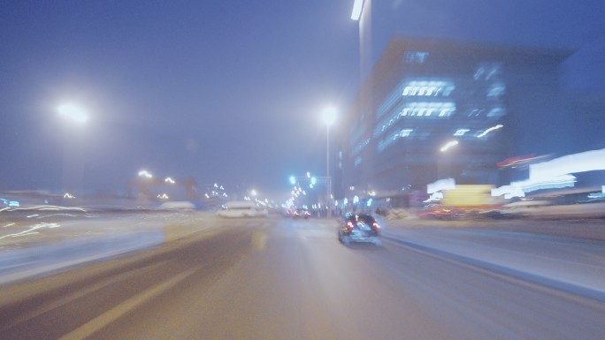 夜晚车辆在城市里穿梭 夜景北京车流线