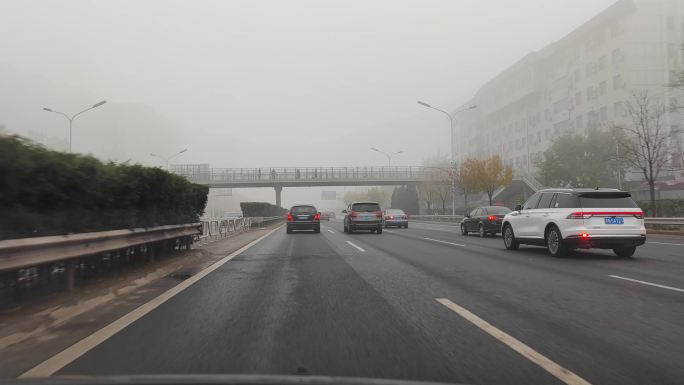 大雾天汽车行驶在路上