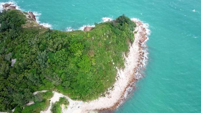 海边碧绿的海水和海岛