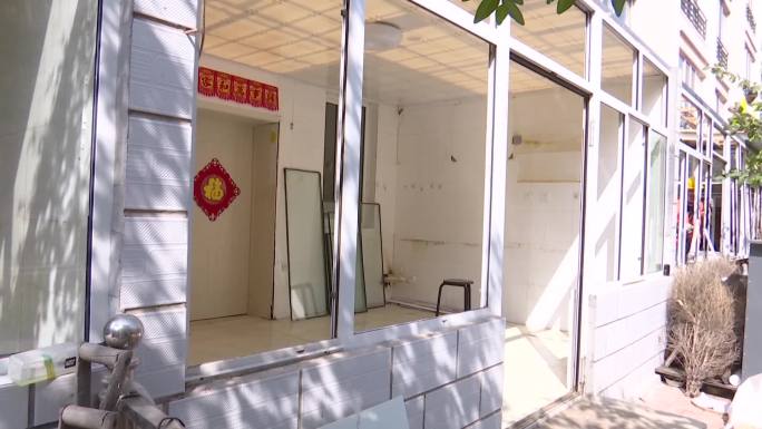 城管拆除私搭乱建建筑房屋