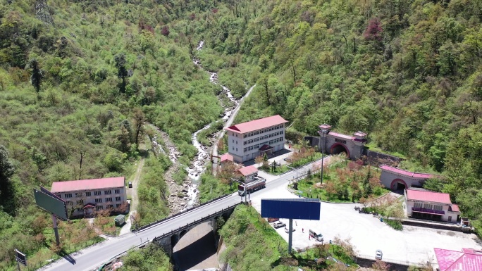 二郎山隧道卡车运输