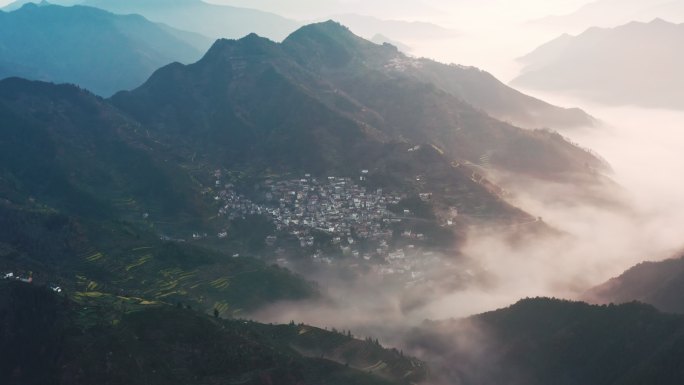 航拍某处云里山中小村