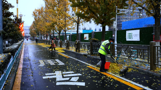 兰州2021年第一场雪疫情街道打扫落叶