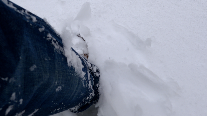 雪中行走 雪地脚印走雪路第一视角