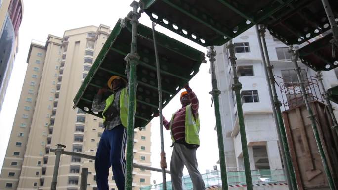 外国建筑工人搭建钢模板