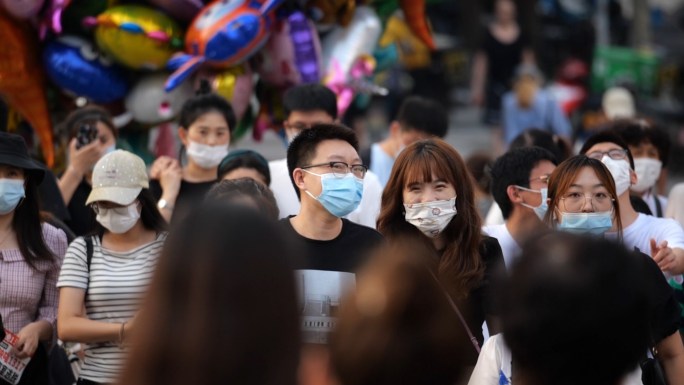 清晨 街道 人群 过马路 车流 脚步