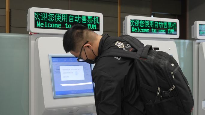北京朝阳站火车站自动取票环境