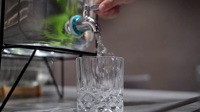 玻璃杯水杯接水喝