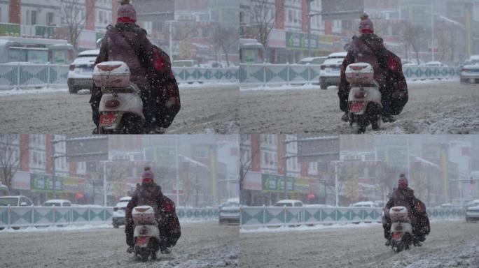 在暴风雪中艰难骑电动车的妇女