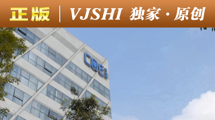 蓝天白云下的建筑延时摄影