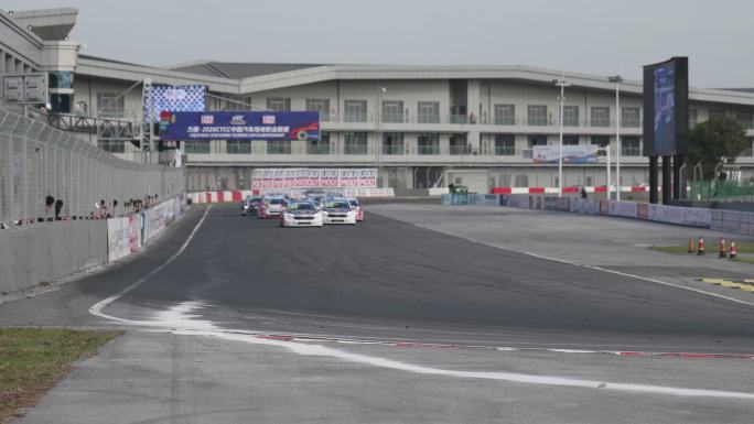 上海天马赛车场赛车起步通过第一个弯道