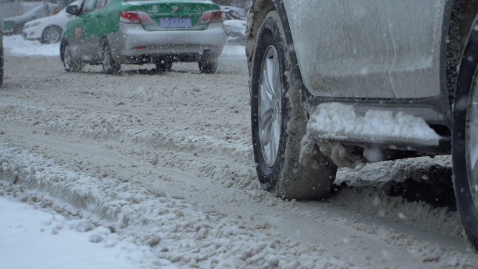 下雪天车辆在雪路上行驶