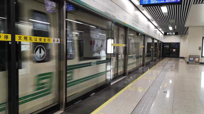 地铁5号线郑州众意西路列车进站（原创）