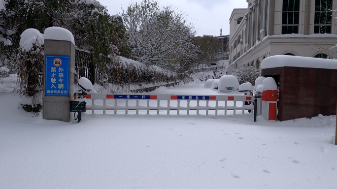 暴雪关闭的停车场