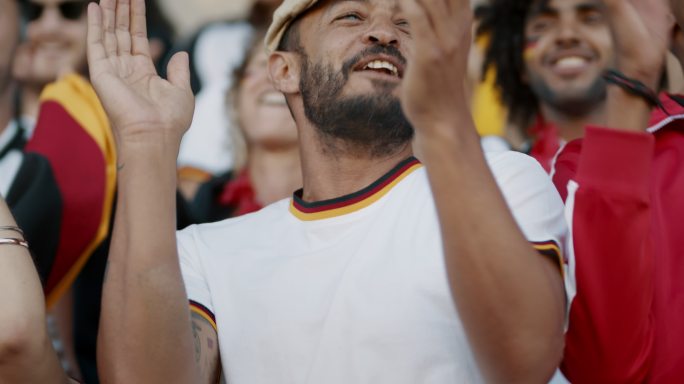 德国球迷为他们的球队欢呼呐喊