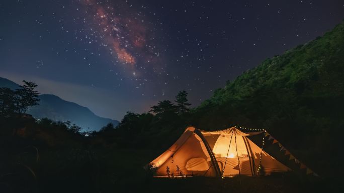 夜晚银河星空下的帐篷露营延时
