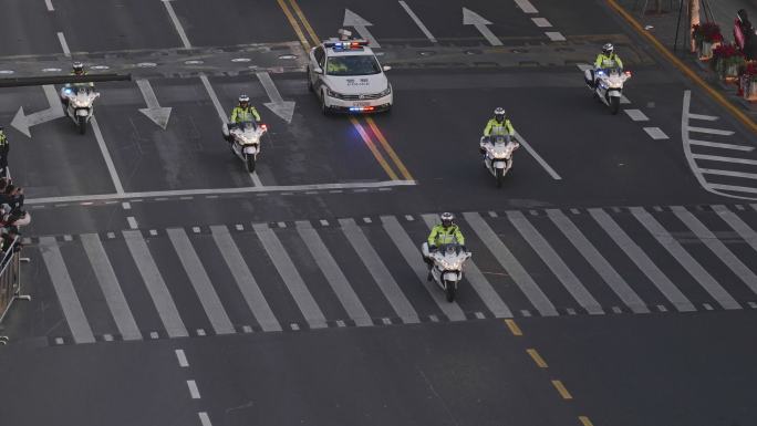 上海马拉松起跑时警用摩托车开道