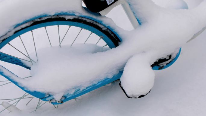 厚厚的雪 大雪 扫雪  共享单车 雪地