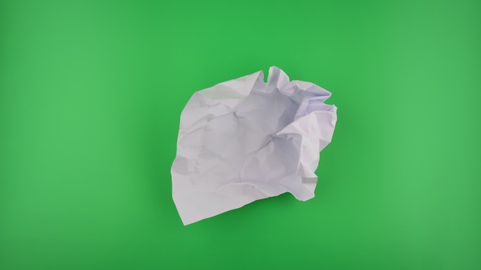 在绿色背景上展开纸球。