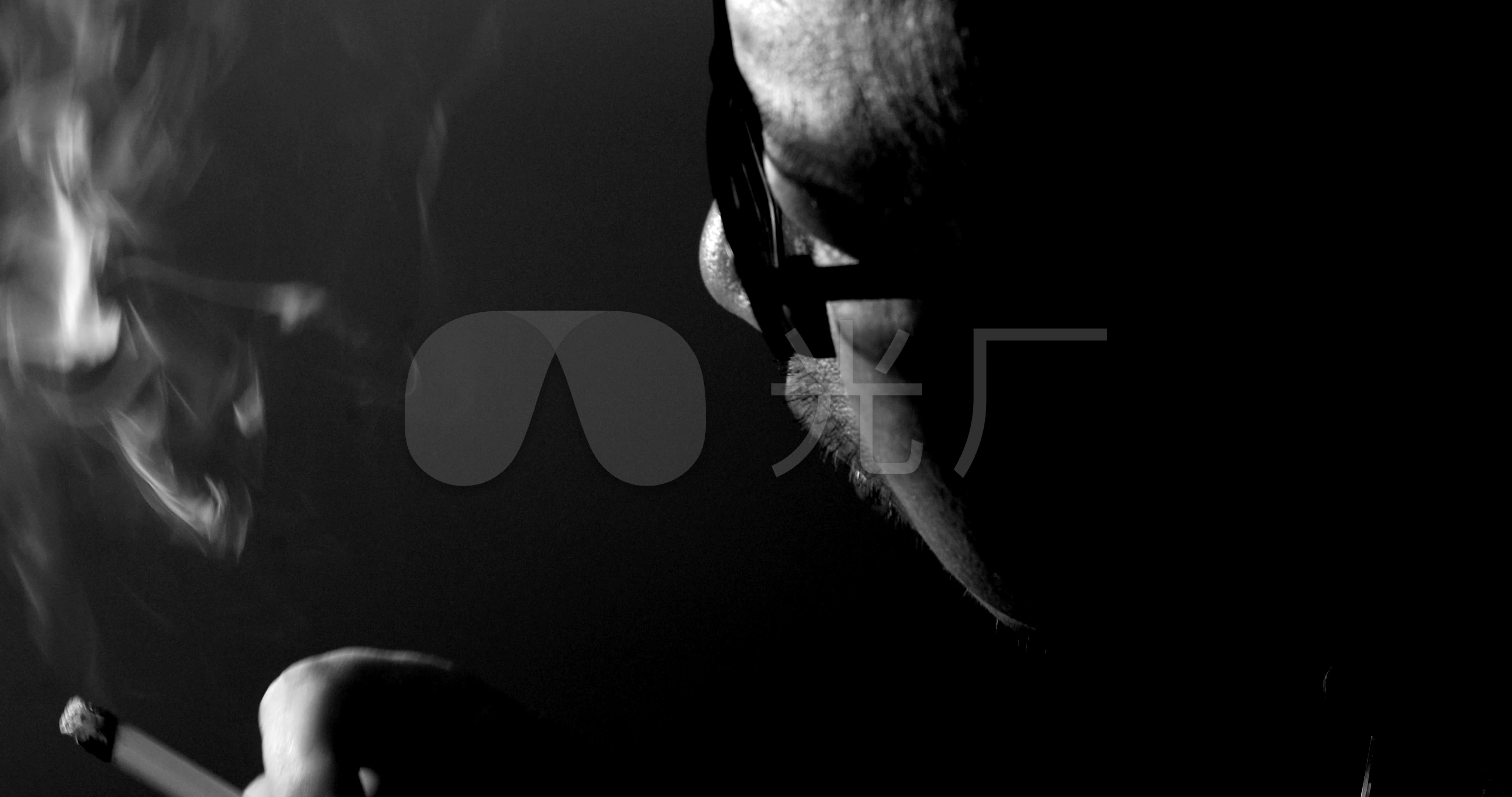 点烟抽烟的男人侧脸特写黑白_4096X2160_高清视频素材下载(编号:6700803)_实拍视频_光厂(VJ师网) www.vjshi.com
