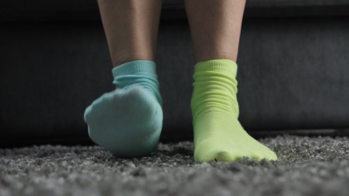 穿错袜子的女人撞色活泼色彩搭配组合风格