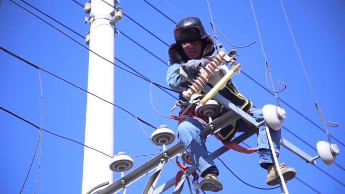 国家电网电工爬杆架线施工