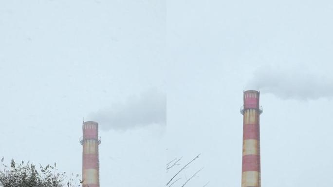 下雪天供暖公司烟筒冒烟沈阳冬天热力厂烟囱