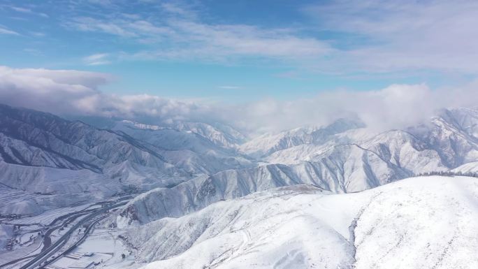 航拍祁连山雪山