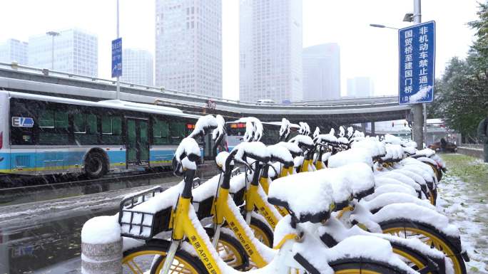 4K北京城市冬雪共享单车