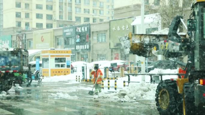 冬天除雪车下雪天环卫工人保洁扫雪除雪作业