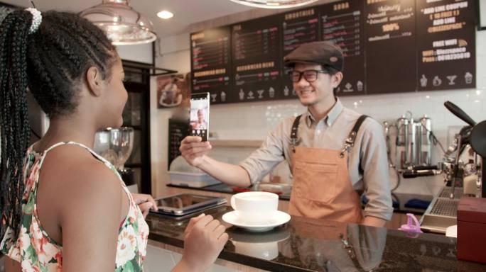 咖啡店里的顾客使用人脸识别支付