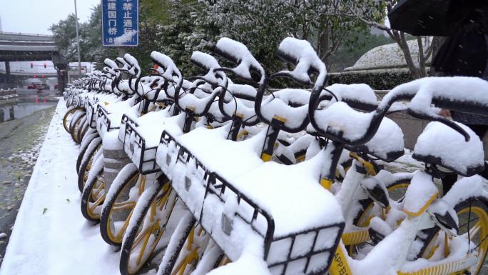 4K一组北京城市冬雪大雪雪景共享单车