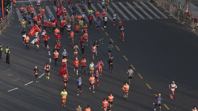 上海马拉松大批参赛选手经过中山东一路外滩