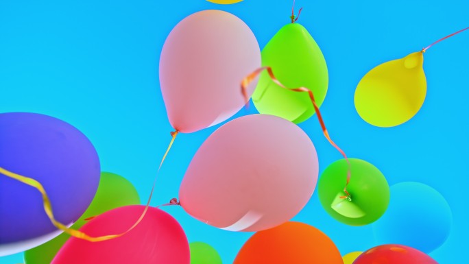 五颜六色的气球漂浮在蓝天上