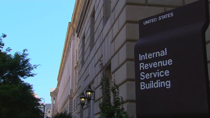 华盛顿特区国税局总部的平移镜头。