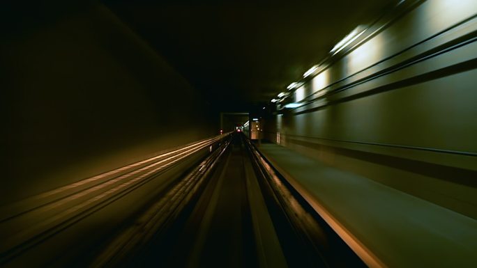在隧道中行驶的火车
