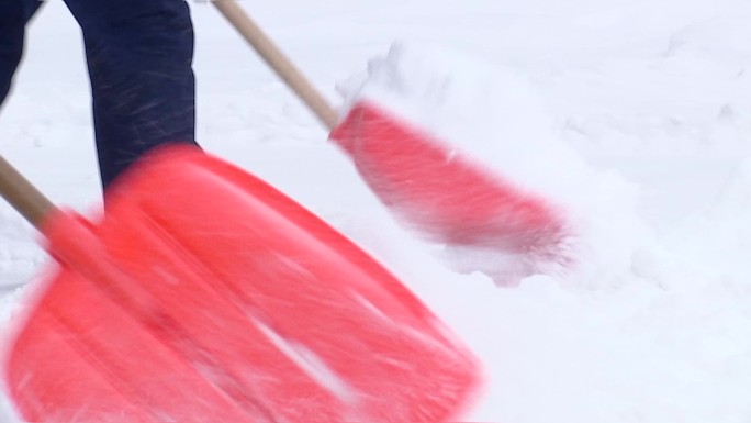 物业人员员工铲雪清理院内积雪