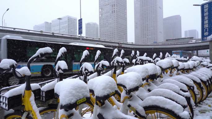 4K北京城市冬雪共享单车01