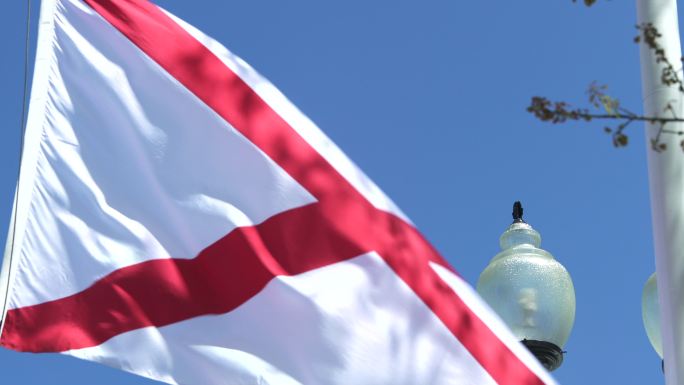 阿拉巴马州国旗在微风中飘扬