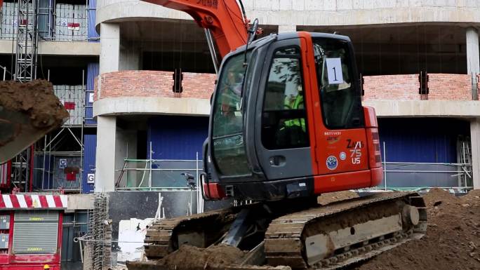 在建高层住宅下挖掘机施工