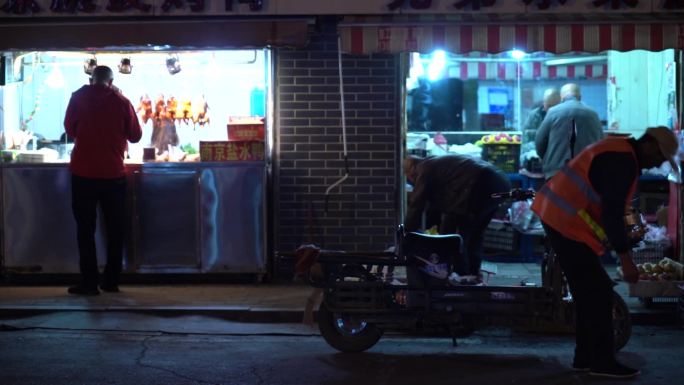 夜晚街边小店和情侣溜达