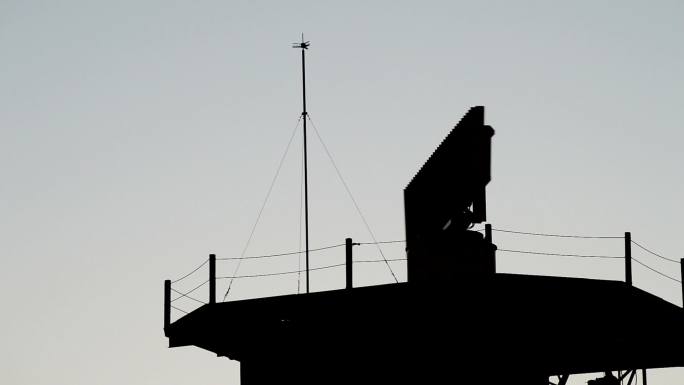 日落时机场电信塔的雷达转向