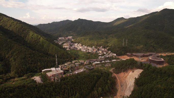 航拍群山中的景德镇三宝村