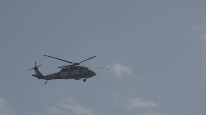 飞行中的军用直升机