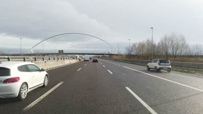 在高速公路上开车行车记录仪视角欧洲自驾意