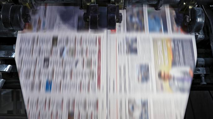 印刷厂正在剪报的单张报纸